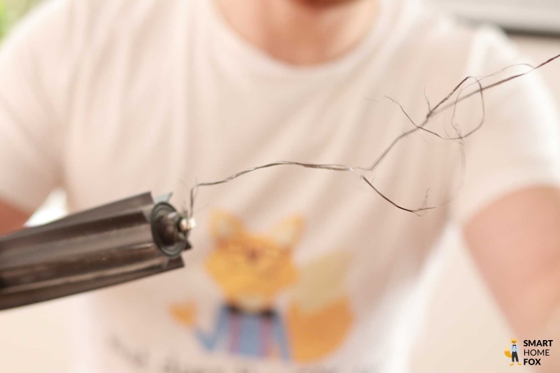Die Haare werden aus der Bürste des DEEBOT X2 OMNI entfernt.